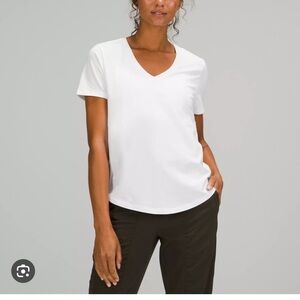 Lululemon love tee basic top Vneck white size S